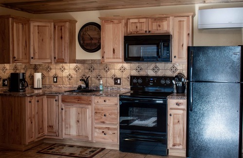 Ashton Cabin | Ideal Cordingleys' Cottage: Family-Friendly & Close to Attractions