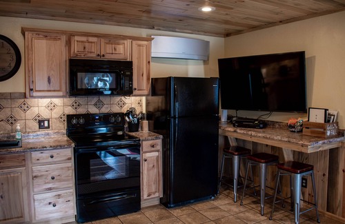 Ashton Cabin | Ideal Cordingleys' Cottage: Family-Friendly & Close to Attractions