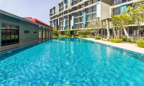 Kota Warisan Apartment | Stylish Core Soho Designer Suite with Pool & Family Amenities
