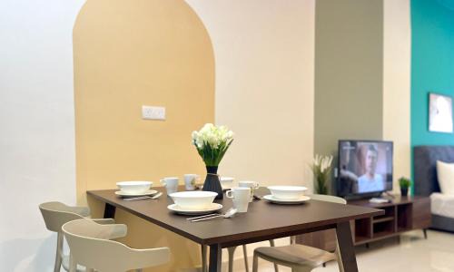 Kota Warisan Apartment | Stylish Core Soho Designer Suite with Pool & Family Amenities