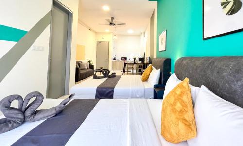 Kota Warisan Apartment | Stylish Core Soho Designer Suite with Pool & Family Amenities