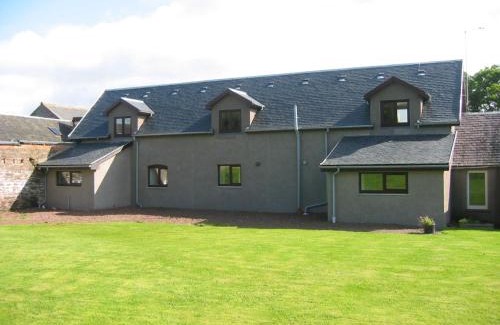 Lanark House | Corehouse Farm Cottages: Cozy Retreats for Families & Pets