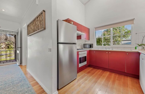 Bright Cottage | Pet-Friendly Corinda Cottage: Steps from Town & Ovens River