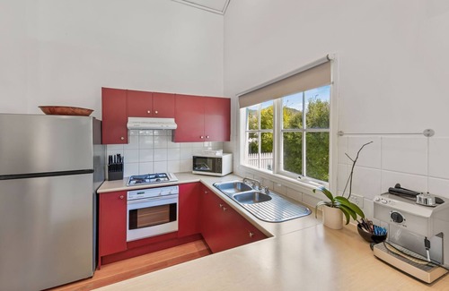 Bright Cottage | Pet-Friendly Corinda Cottage: Steps from Town & Ovens River
