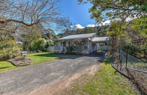 Bright Cottage | Pet-Friendly Corinda Cottage: Steps from Town & Ovens River