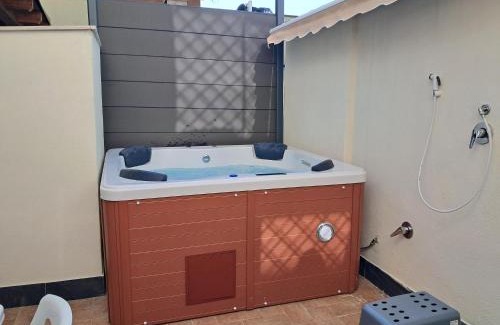 Zona XXXIII Acilia Sud Apartment | Family-Friendly Corinna: Spa, Hot Tub & 9.7/10 Rating