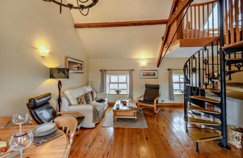 Belford House | Cozy Corn Cottage: Family-Friendly Retreat with Hot Tub
