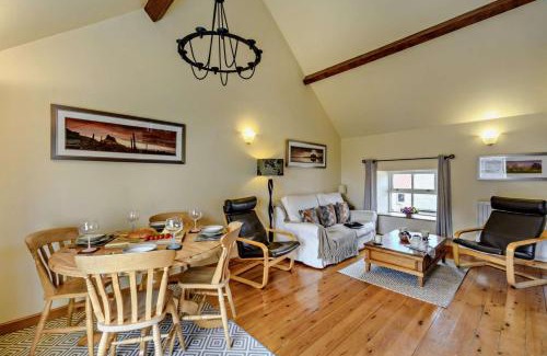 Belford House | Cozy Corn Cottage: Family-Friendly Retreat with Hot Tub