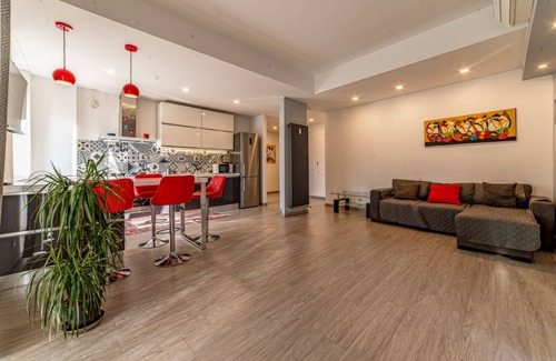Aurelio Apartment | Relaxing Retreat at Cornelia Home with Spa and Breakfast