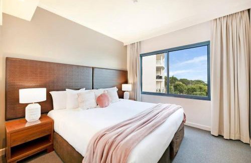 Darwin City Centre Apartment | Deluxe Balcony Suite with Pool on the Esplanade