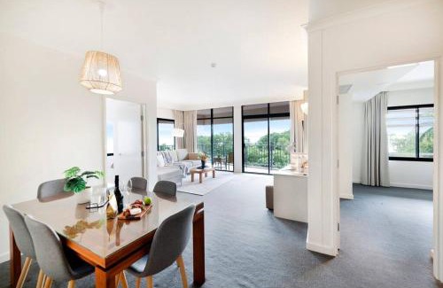 Darwin City Centre Apartment | Deluxe Balcony Suite with Pool on the Esplanade