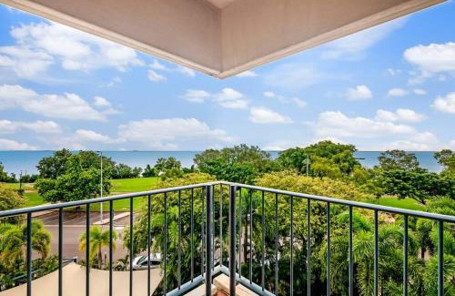 Darwin City Centre Apartment | Deluxe Balcony Suite with Pool on the Esplanade