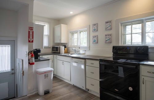 Saugatuck House | Ideal Corner Cottage in Vibrant Downtown Saugatuck