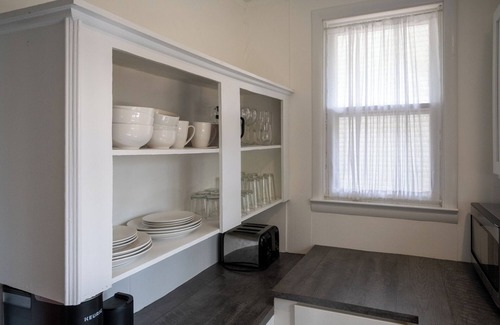 Saugatuck House | Ideal Corner Cottage in Vibrant Downtown Saugatuck