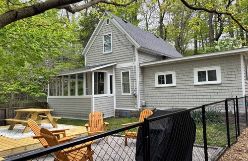 Saugatuck House | Ideal Corner Cottage in Vibrant Downtown Saugatuck