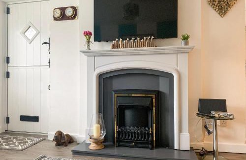 Combe Martin House | Inviting Corner Cottage: Pet-Friendly & Family-Approved Stay