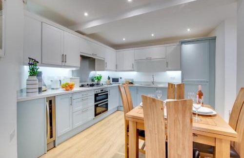 Portinscale House | Pet-Friendly Corner Cottage: Perfect for Family Getaways