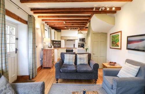 Staindrop House | Pet-Friendly Corner Cottage: 4-Star Retreat Rated 9.5