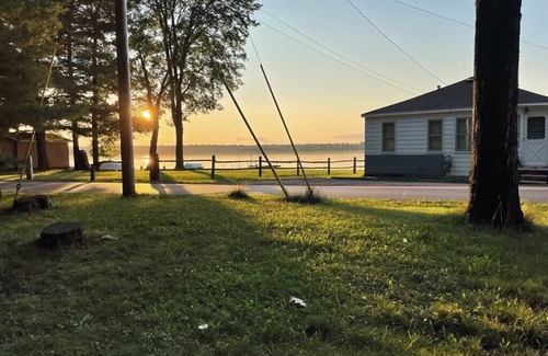 Tawas City Cottage | Corner Cottage in East Tawas