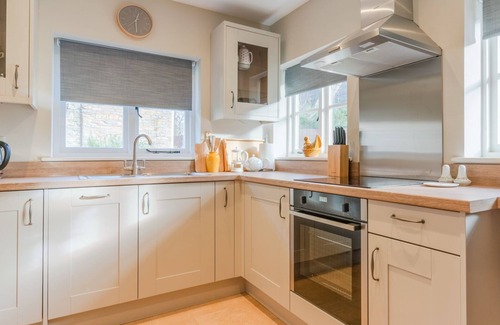 Bretforton Cottage | Inviting Corner Cottage: Ideal for Families & Pet Friendly