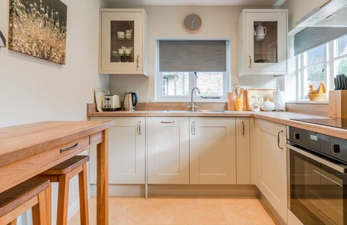 Bretforton Cottage | Inviting Corner Cottage: Ideal for Families & Pet Friendly