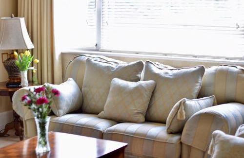 Newport House | Cozy Corner House: Oceanfront Getaway with Breakfast