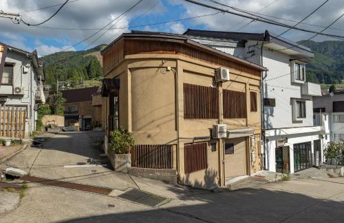 Nozawaonsen Apartment | Cozy Corner House: Family-Friendly with Hot Tub & Breakfast