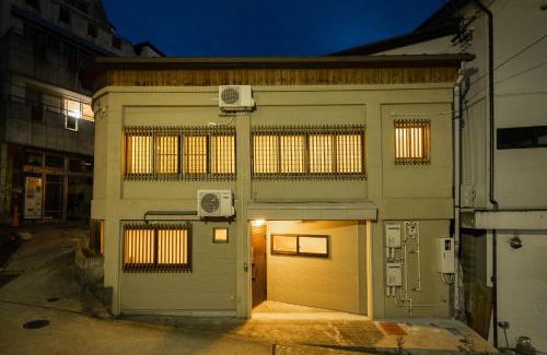 Nozawaonsen Apartment | Cozy Corner House: Family-Friendly with Hot Tub & Breakfast