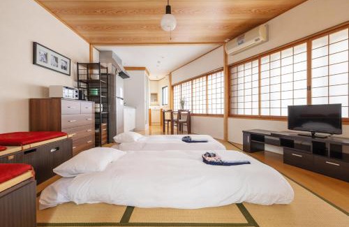 Nozawaonsen Apartment | Cozy Corner House: Family-Friendly with Hot Tub & Breakfast