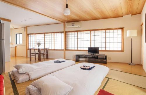 Nozawaonsen Apartment | Cozy Corner House: Family-Friendly with Hot Tub & Breakfast