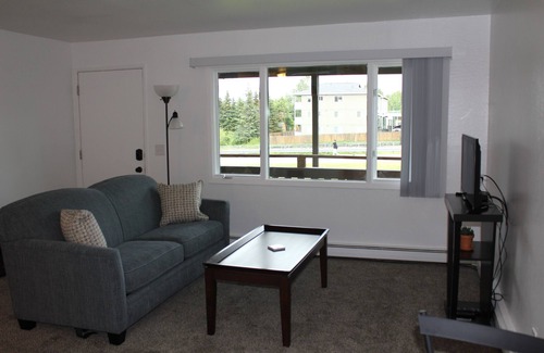 North Star Apartment | Cozy Corner Midtown Apartment: Family-Friendly with Breakfast