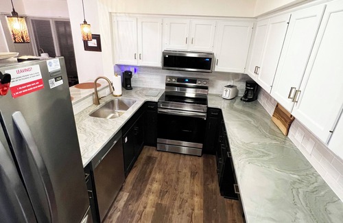 North Shore Condo | Corner SML Waterfront Penthouse Condo-King Beds