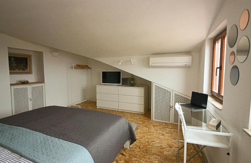 Bale House | Top-Rated Corner Stone House: Pet & Child Friendly Stay