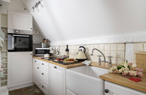 Harvington Cottage | Corner Thatch - Cozy Cottage with Kitchen for 4 Guests