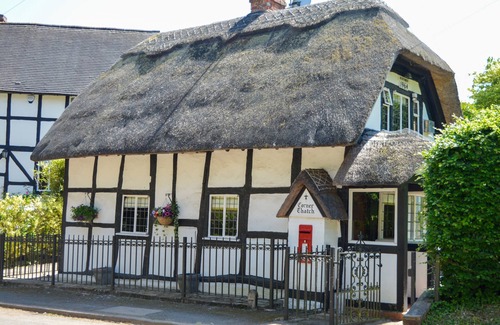 Harvington Cottage | Corner Thatch - Cozy Cottage with Kitchen for 4 Guests
