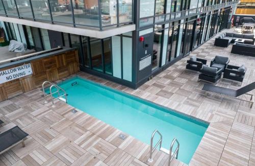 Connaught Apartment | Corner Unit DT Luxury Highrise Condo