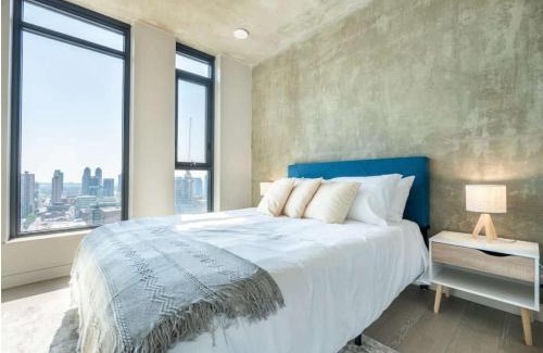 Connaught Apartment | Corner Unit DT Luxury Highrise Condo