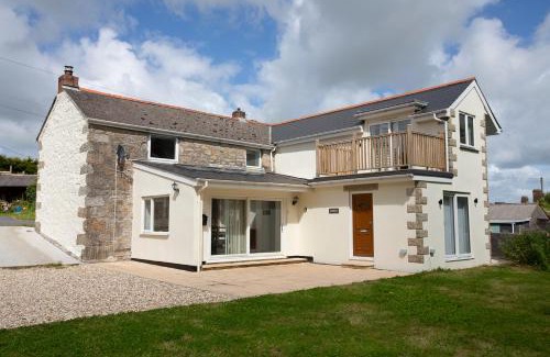Helford Passage House | Family-Friendly Cornish Cottage for Up to 9 Guests