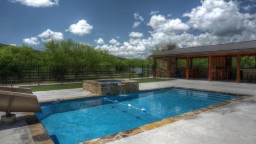 Concan House | Discover Relaxation at Corona Del Rio: Pool & Hot Tub Awaits