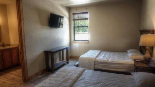 Concan House | Discover Relaxation at Corona Del Rio: Pool & Hot Tub Awaits