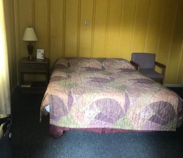 Lindsborg Hotel | Pet-Friendly Getaway at Coronado West Motel