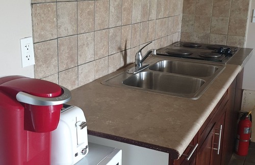 Coronation Hotel | Cozy Coronation Motel: Family-Friendly with Breakfast Included
