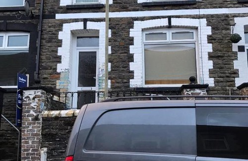 Aberfan House | Family-Friendly Stay at Coronation Place with Great Reviews
