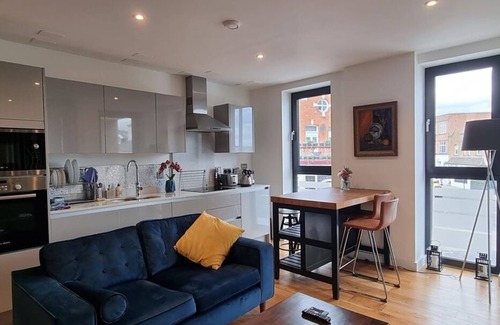 South Acton Apartment | Convenient Corporate Apartment on Acton High Street, London