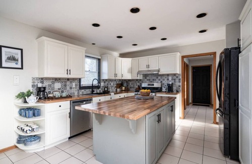 Kentwood House | Elegant Corporate Retreat: Family-Friendly Stay in Grand Rapids