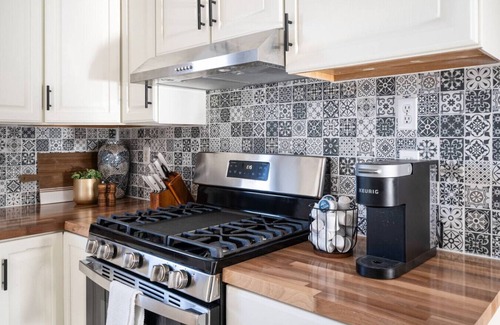 Kentwood House | Elegant Corporate Retreat: Family-Friendly Stay in Grand Rapids
