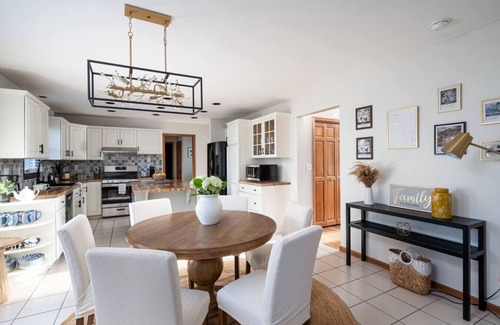 Kentwood House | Elegant Corporate Retreat: Family-Friendly Stay in Grand Rapids