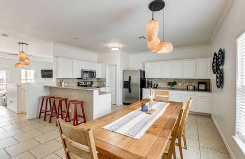 Corpus Christi Condo | Beautiful Corpus Christi Condo with Pool, Steps from Beach