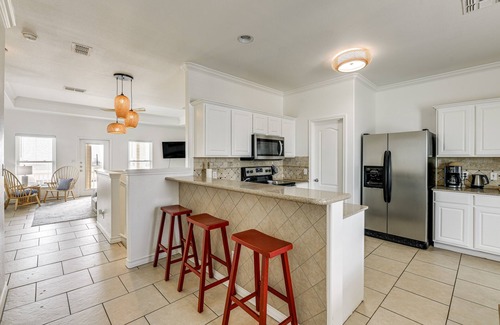 Corpus Christi Condo | Beautiful Corpus Christi Condo with Pool, Steps from Beach