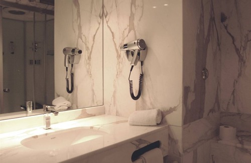 Biguglia Hotel | Welcoming Cors Hotel: Poolside Comfort and Great Reviews
